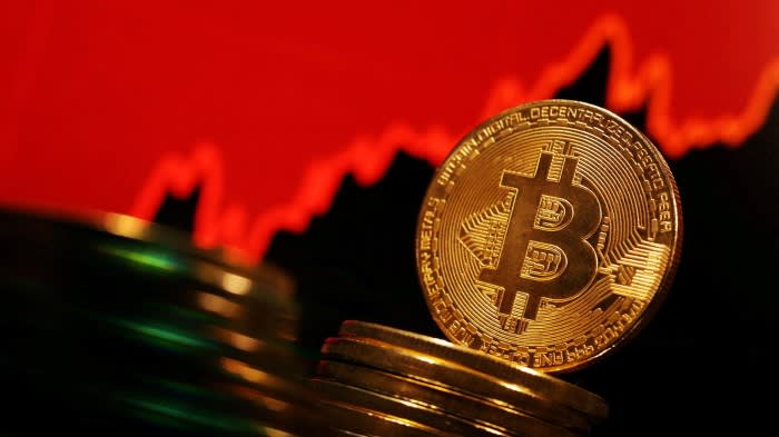 Unternehmen bieten inverse Kryptowährungsfonds an, nachdem die SEC den Bitcoin-ETF genehmigt hat
