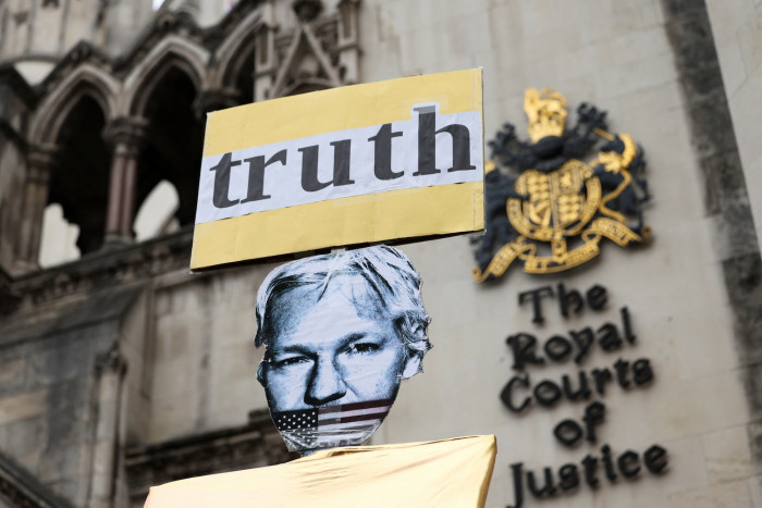 Assange von WikiLeaks tritt vor einem britischen Gericht zum letzten Mal auf