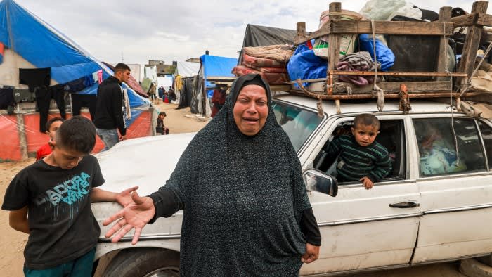 Bewohner des Gazastreifens fliehen vor der erwarteten israelischen Bodeninvasion aus Rafah