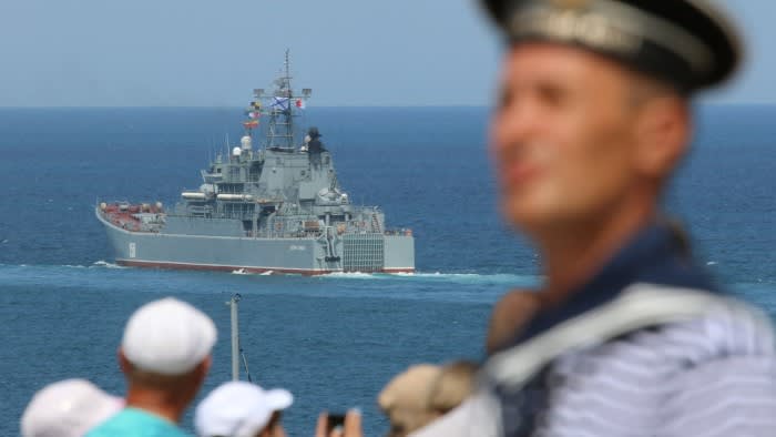 Die Ukraine sagt, sie habe ein russisches Schiff im Schwarzen Meer zerstört