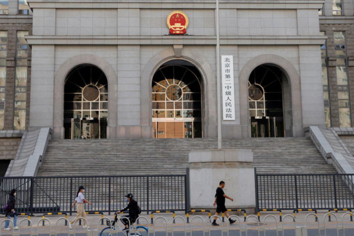Ein Gericht in Peking verurteilt den australischen Schriftsteller Yang zum Tode auf Bewährung