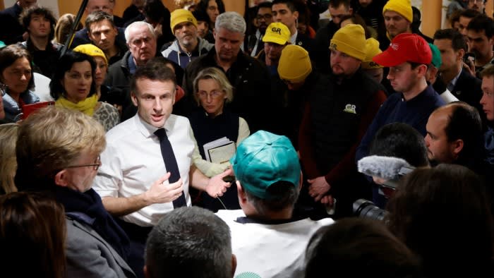 Landwirte stürmen Pariser Landwirtschaftsmesse, während Macron mehr Hilfe verspricht