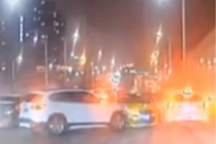 Mehrere Verletzte bei Stau von 100 Autos auf vereister Schnellstraße in China