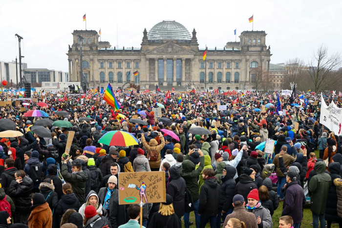 Tausende demonstrieren gegen Rechtsextremismus in Deutschland