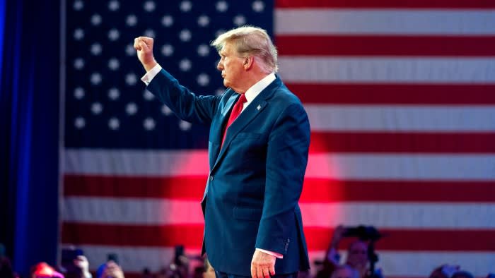 Trump sagt in einer düsteren Rede, dass er ein „Dissident“ sei, der von Schlägern belagert werde