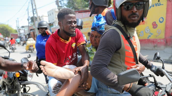 Als die Gewalt eskaliert, holen die USA Botschaftsmitarbeiter per Lufttransport aus Haiti ab
