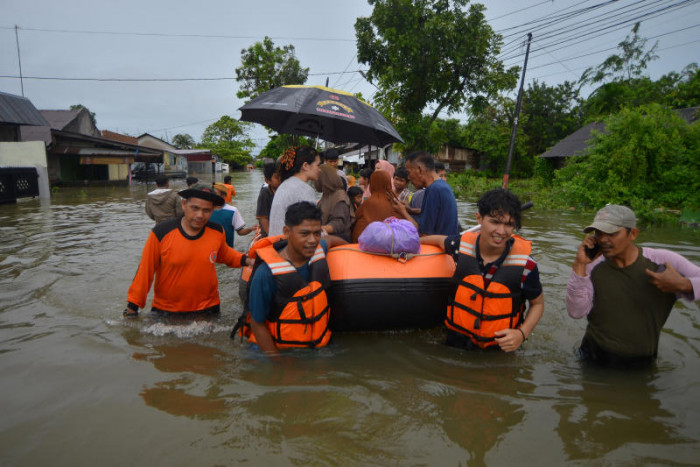 Bei Überschwemmungen und Erdrutschen kommen im indonesischen West-Sumatra mindestens 21 Menschen ums Leben