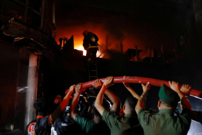 Bei einem Gebäudebrand in Bangladesch sind 45 Menschen ums Leben gekommen, Dutzende wurden verletzt