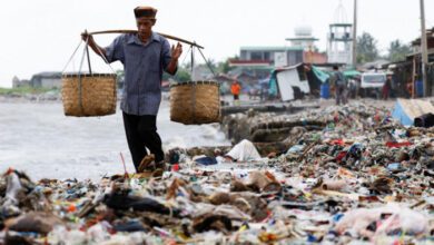 Ein indonesisches Dorf hat mit dem durch die Gezeiten eingeschleppten Müll zu kämpfen