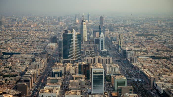 Große Unternehmen folgen der Forderung Saudi-Arabiens, regionale Hauptquartiere einzurichten