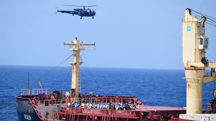 Indische Marine befreit von somalischen Piraten entführtes Schiff