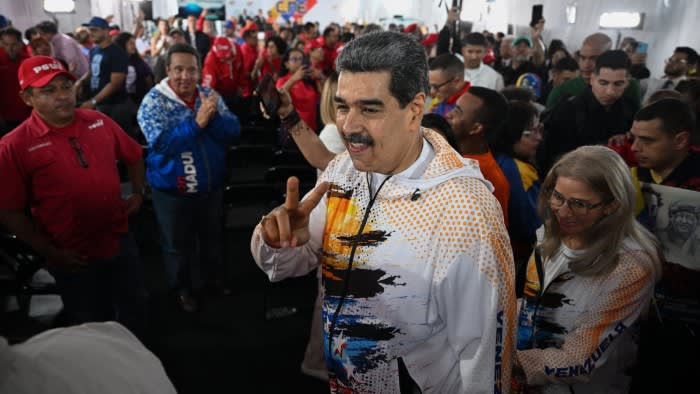 Nicolás Maduro aus Venezuela stellt vor der Wahl die wichtigsten Kandidaten der Opposition in den Schatten