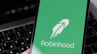 Ein Bild eines Smartphone-Bildschirms mit dem Namen und Logo von Robinhood