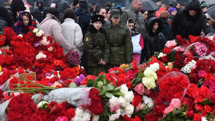 Russland trauert um Tote bei Konzertanschlag, weil Isis-Verdächtige vor Gericht verdächtigt werden