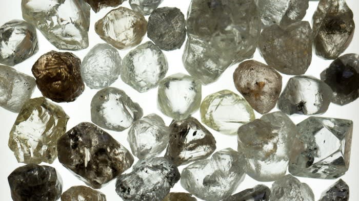 Auf dem Diamantenmarkt sind schwere Risse durch künstlich hergestellte Steine zu erkennen