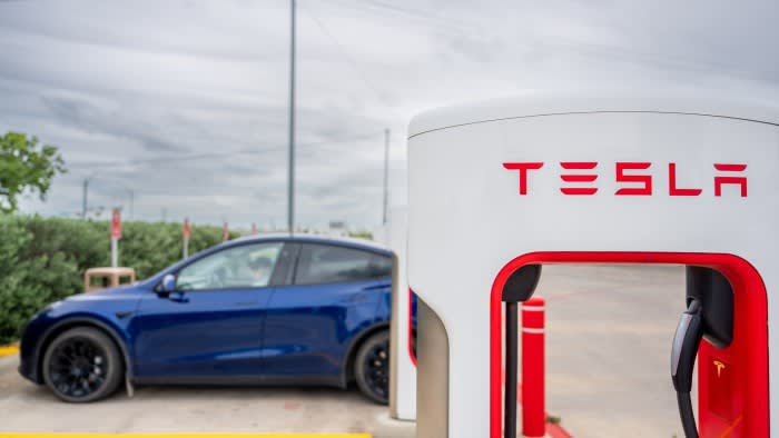 Der Tesla-Umsatz geht im ersten Quartal zurück, da die Fahrzeugverkäufe nachlassen