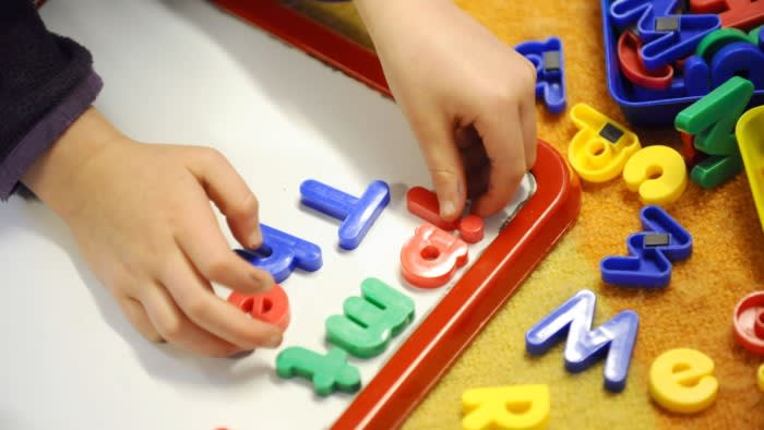 Ein kostenloser Kinderbetreuungsplan birgt die Gefahr, dass die Standards in England gesenkt werden, sagt der Ausgabenwächter