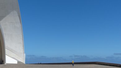 Touristin trägt für Foto und stürzt in Vulkan