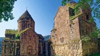 Eine Menschenmenge in Eriwan, der Hauptstadt von Armenien, demonstriert gegen Regierungschef Paschinjan. Teilnehmer schwenken armenische Flaggen.