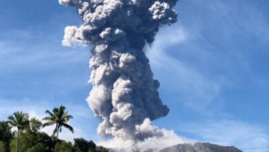 Der indonesische Berg Ibu bricht aus und spuckt Aschewolken aus