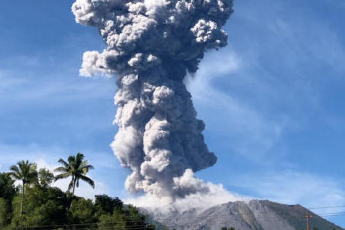 Der indonesische Berg Ibu bricht aus und spuckt Aschewolken aus