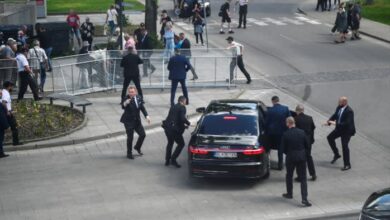 Der slowakische Ministerpräsident Robert Fico wurde bei einem Attentat lebensgefährlich verletzt