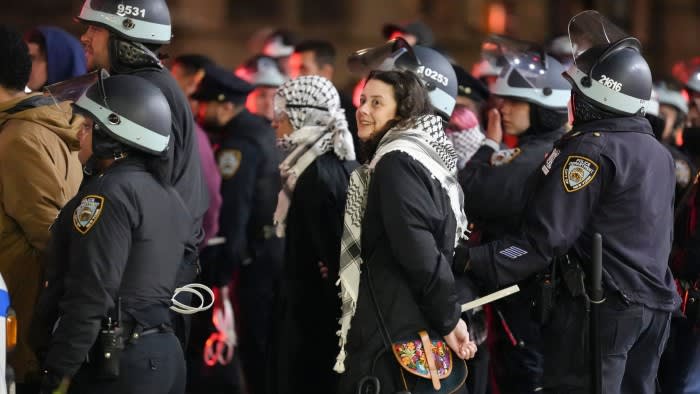 Die New Yorker Polizei stürmt Columbia und nimmt pro-palästinensische Demonstranten fest