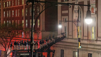 Die Polizei dringt in eine US-Universität ein, um Demonstranten zu vertreiben