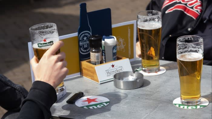 Heineken wird geschlossene britische Pubs wieder eröffnen, da der Druck auf die Lebenshaltungskosten nachlässt