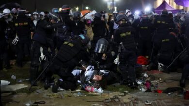 Joe Biden prangert gewalttätige Proteste auf dem Campus an, nachdem die Polizei die UCLA gestürmt hat