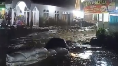 Überschwemmungen in Indonesien, Erdrutsche töten 28, 4 werden vermisst