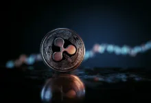 XRP und Krypto: Grafiken von digitalen Münzen, Charts und Technologien in einem futuristischen Design.